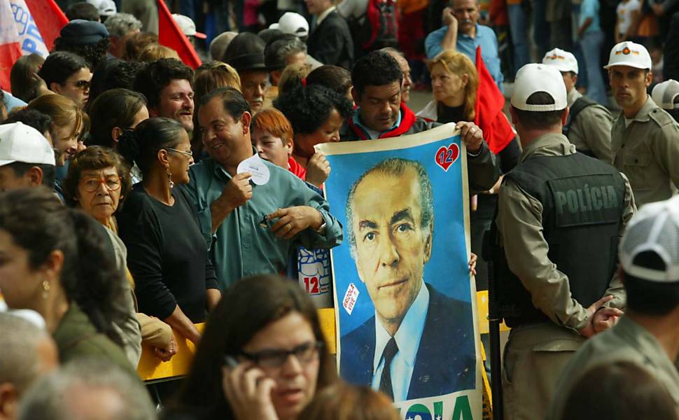 Enterro de Leonel Brizola, líder trabalhista morto em 2004