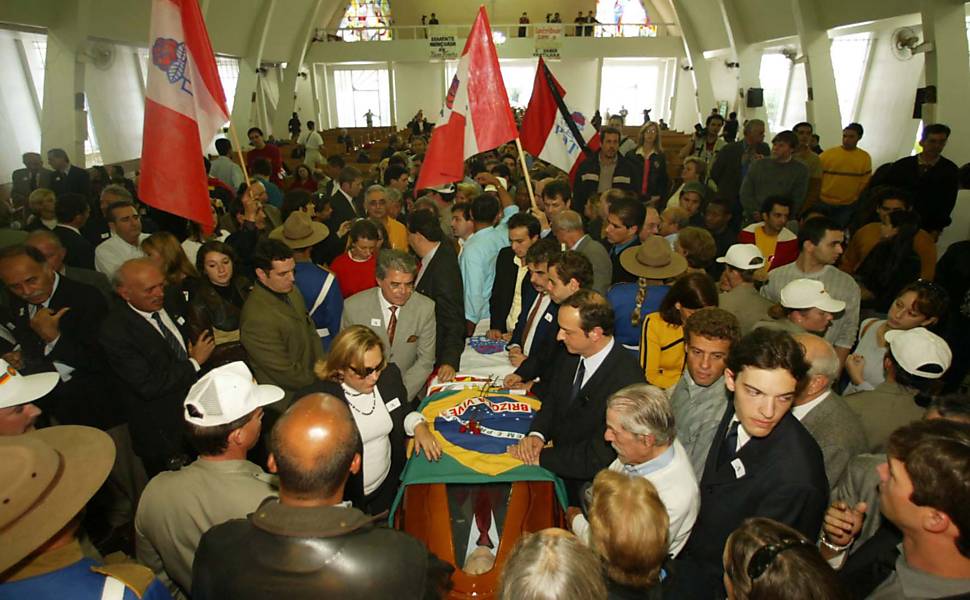 Curiosos, familiares e políticos durante velório de Leonel Brizola, morto em 2004