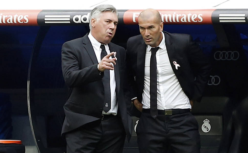 Zidane conversa com o treinador Carlo Ancelotti, de quem era auxiliar no Real Madrid, em 2013