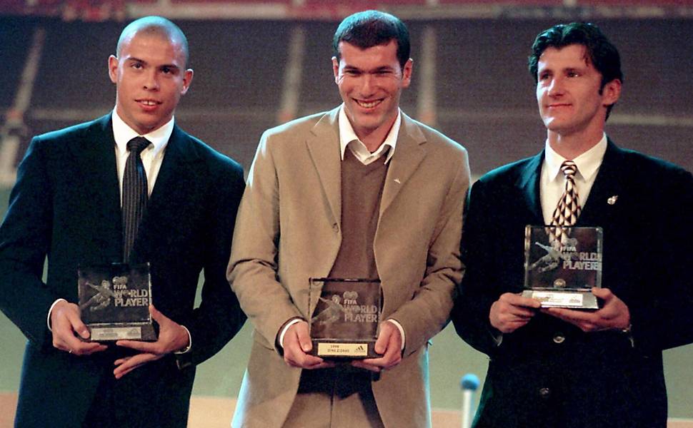 Zidane com o troféu de melhor jogador do mundo, em 1998, ao lado de Ronaldo e Davor Suker