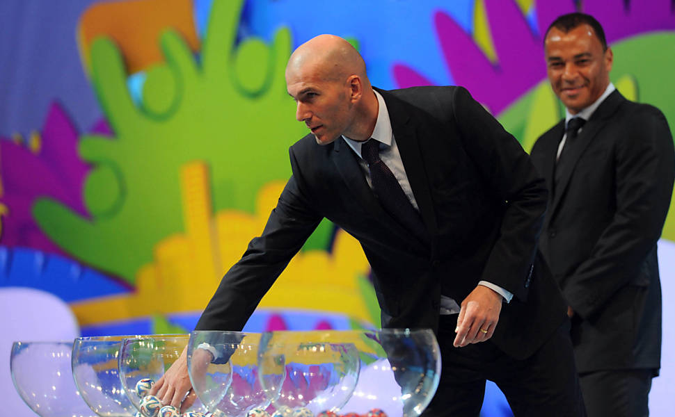 Zidane participa do sorteio para a Copa do Mundo de 2014, na Bahia