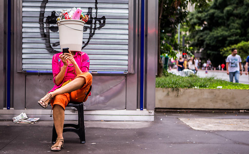 Na avenida Paulista, a atriz e bailarina, Leila Queiroz, com um balde na cabeça, cheio, do que ela denominava, futilidades e consumismo, falava a todos sobre esse problema mundial, ou seja, o excesso de consumo