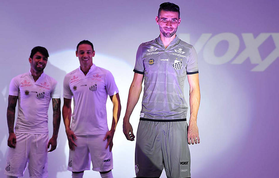 Santos apresenta novos uniformes