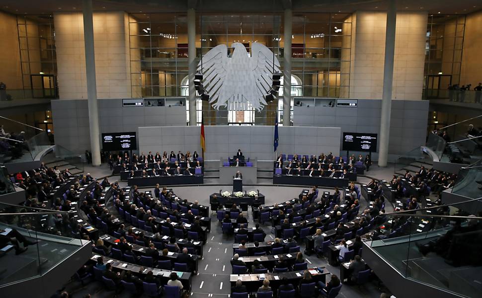 Sobrevivente do Holocausto discursa na câmara baixa do Parlamento alemão, em Berlim