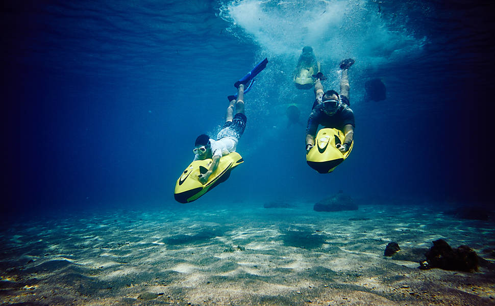 Turistas mergulham em Saint-Barth