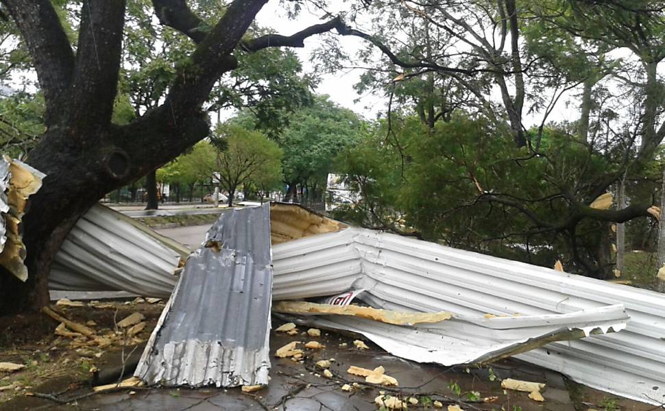 Tempestades causam danos em Porto Alegre