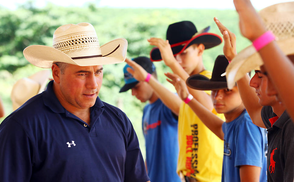 Peão de rodeios brasileiro sofre parada cardíaca no Texas - AcheiUSA