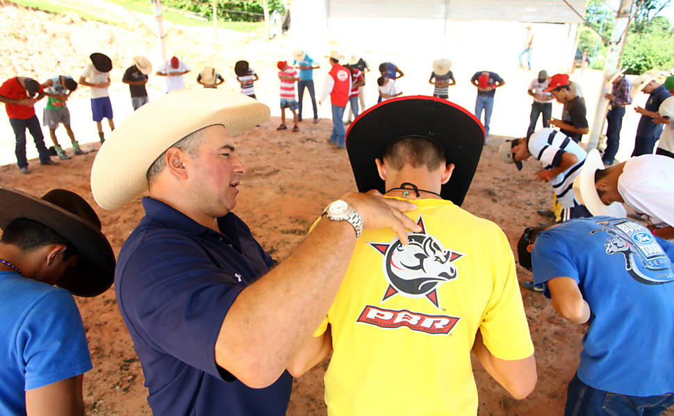 Peão de rodeios brasileiro sofre parada cardíaca no Texas - AcheiUSA