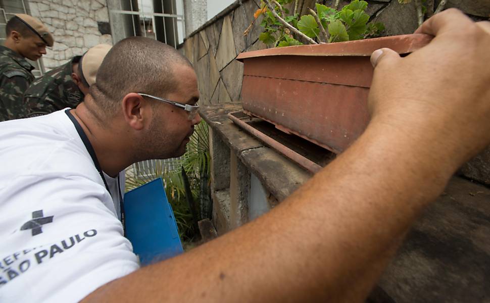 Agentes buscam de focos da dengue na zona norte