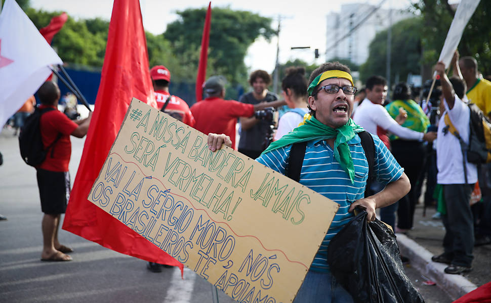 Grupos a favor e contra Lula protestam em frente a fórum Poder Fotografia