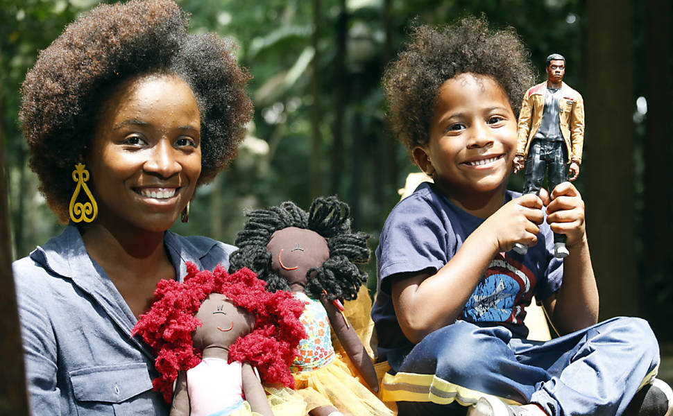 Matias Melquiades, com seu boneco do personagem Finn de 'Star Wars', e sua mãe, Jaciana, que segura bonecas de pano representativas feitas por ela 