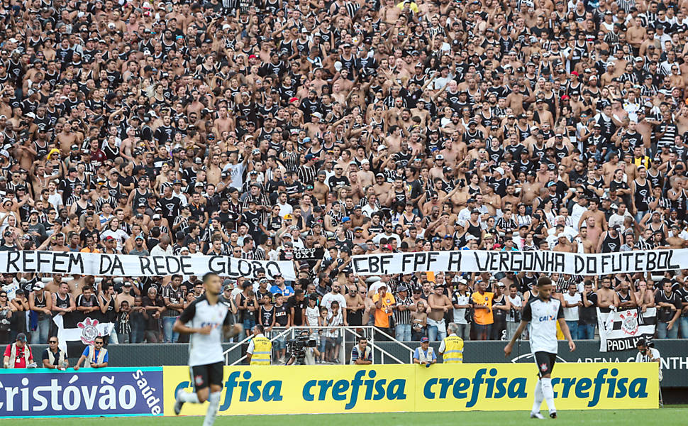 Torcida do Corinthians com faixas de protesto no Itaquerão, em fevereiro de 2016