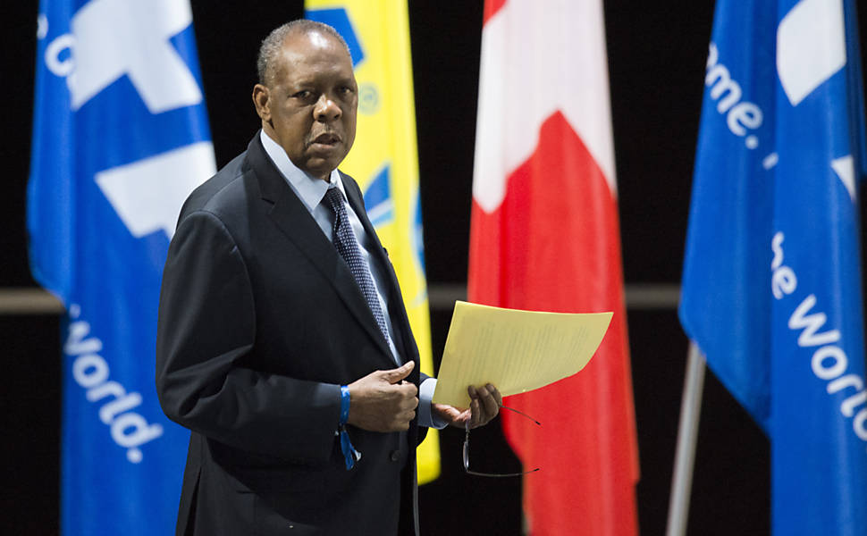 Issa Hayatou, presidente interino da Fifa, durante discurso no congresso da entidade