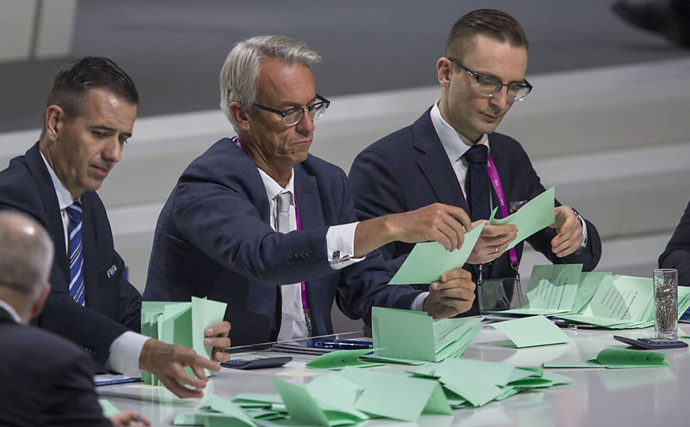 Infantino venceu o segundo turno com 115 votos dos 207 possíveis; eleição foi feita com cédulas de papel