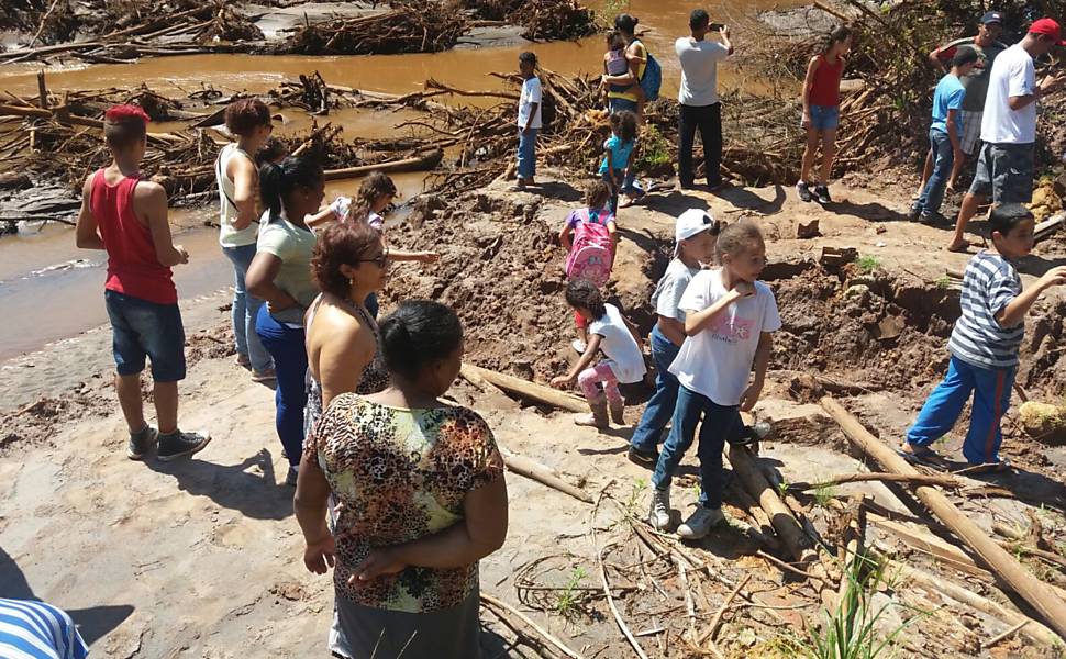 Ex-moradores de Bento Rodrigues visitam rio por onde onda de lama da Samarco passou, devastando o subdistrito