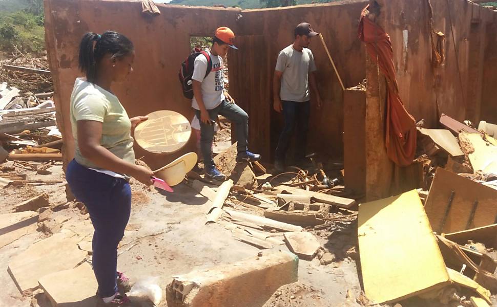 Ex-moradores de Bento Rodrigues recolhem objetos encontrados nas ruínas do antigo subdistrito