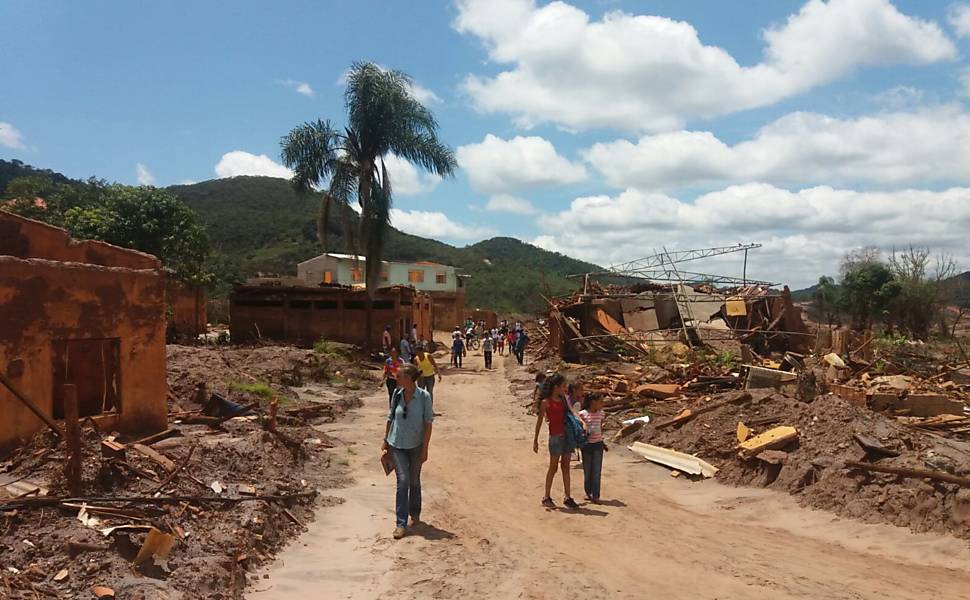 Ex-moradores visitam ruínas de Bento Rodrigues, subdistrito de Mariana destruído por lama de barragem da Samarco