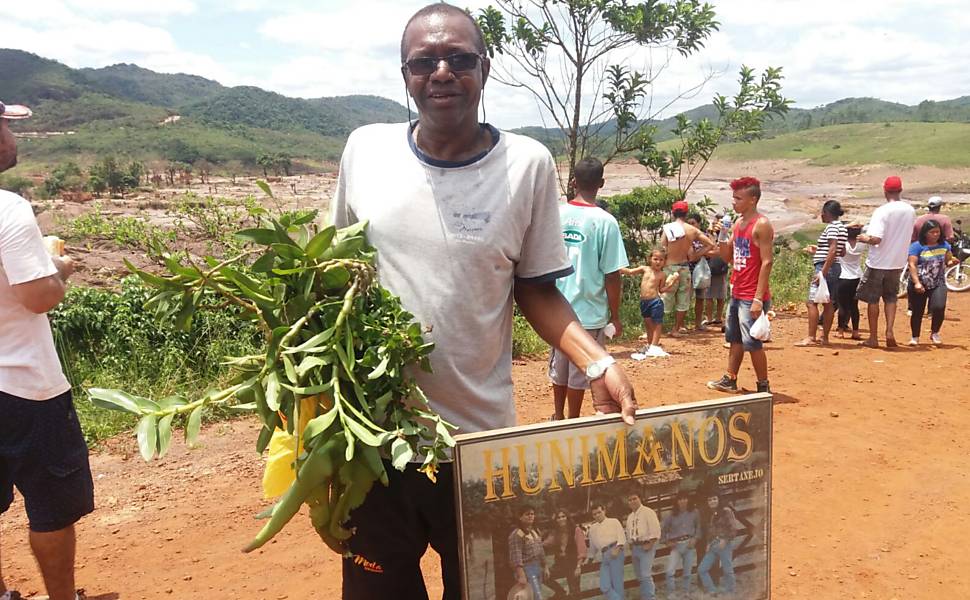 O ex-morador de Bento Rodrigues José das Graças encontrou um quadro e uma de suas plantas