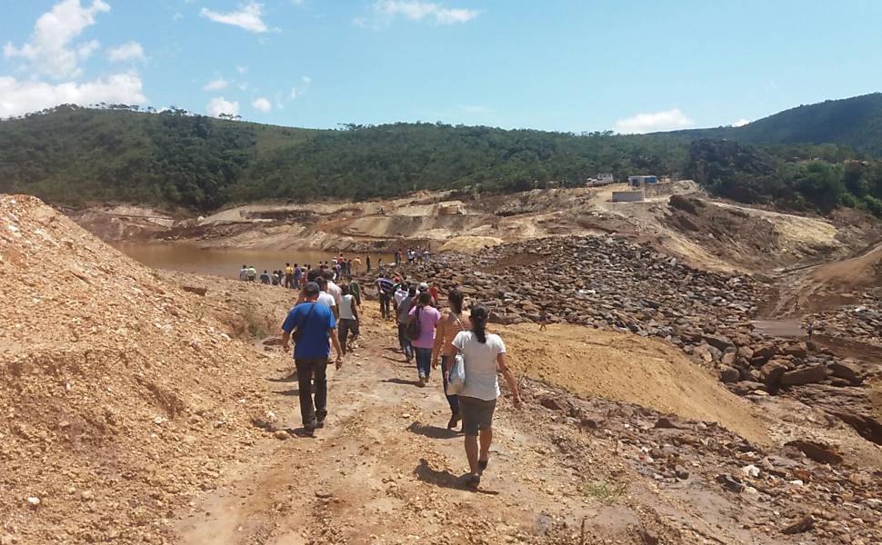 Grupo de ex-moradores visitam local onde ficava o subdistrito de Bento Rodrigues, em Mariana
