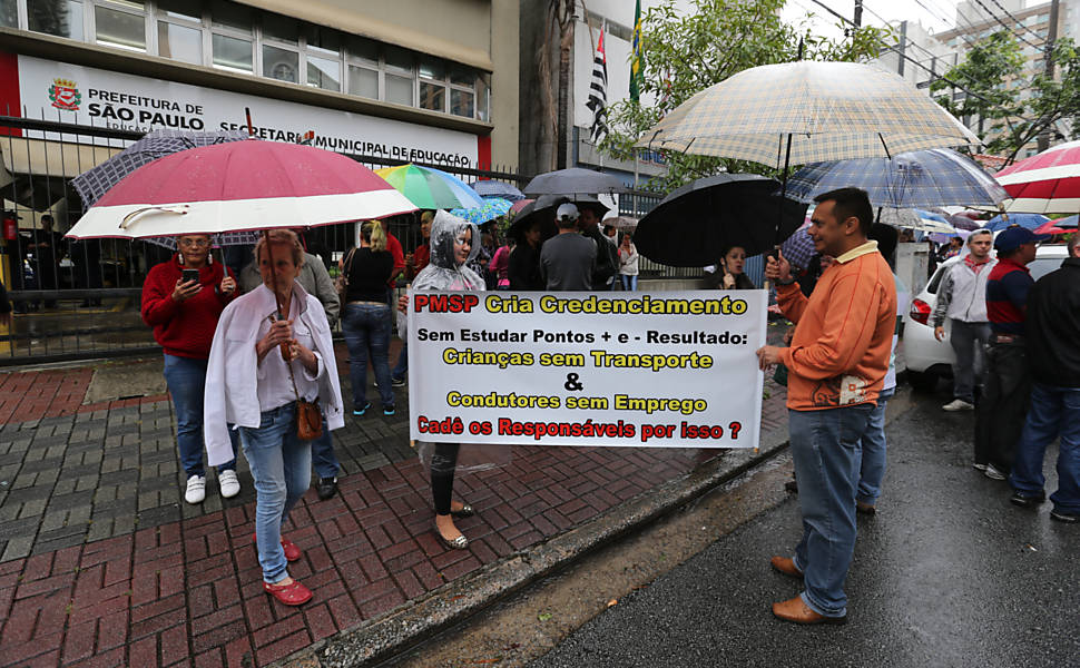 Protesto de mães de alunos cadeirantes