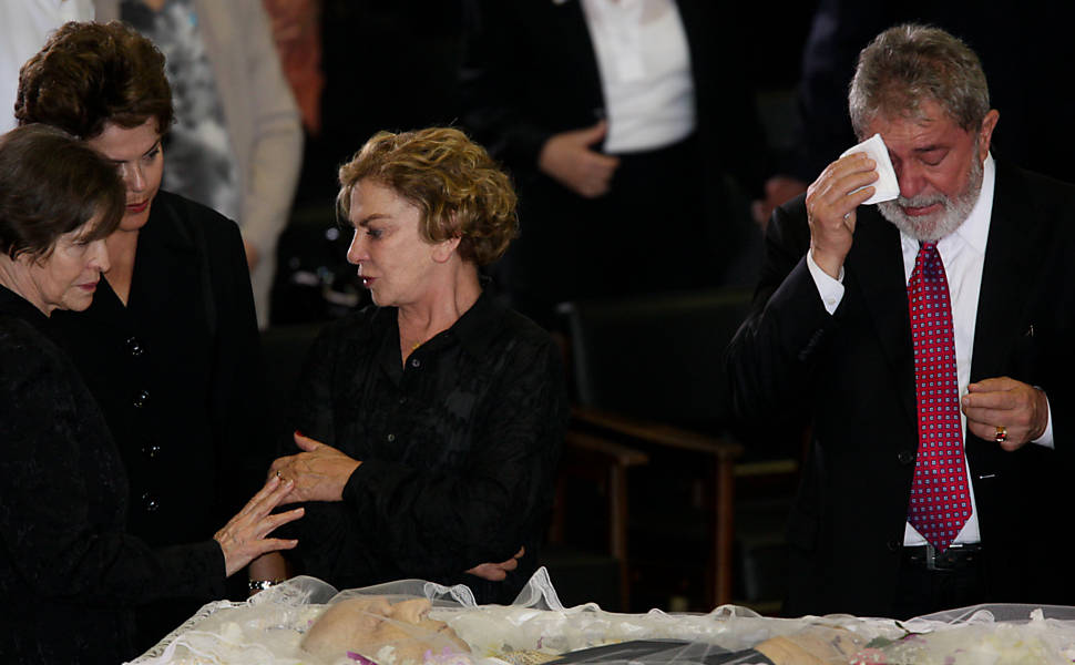 A presidente Dilma Rousseff e o ex-presidente Lula participam do velório do ex-vice-presidente José Alencar no salão Nobre do Palácio do Planalto