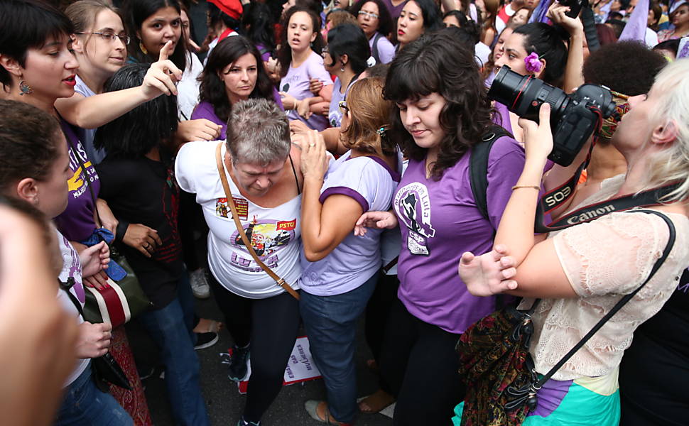 Confusão entre integrantes do PSTU e da CUT durante a Marcha das Mulheres na av. Paulista, em protesto contra Eduardo Cunha, a Reforma da Previdência e o impeachment da presidente Dilma Rousseff