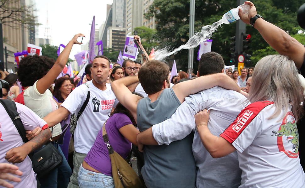 Confusão entre integrantes do PSTU e da CUT durante a Marcha das Mulheres na av. Paulista, em protesto contra Eduardo Cunha, a Reforma da Previdência e o impeachment da presidente Dilma Rousseff