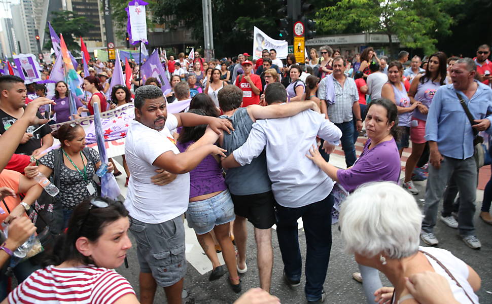 Confusão entre integrantes do PSTU e da CUT durante a Marcha das Mulheres na av. Paulista, em protesto contra Eduardo Cunha, a Reforma da Previdência e o impeachment da presidente Dilma Rousseff