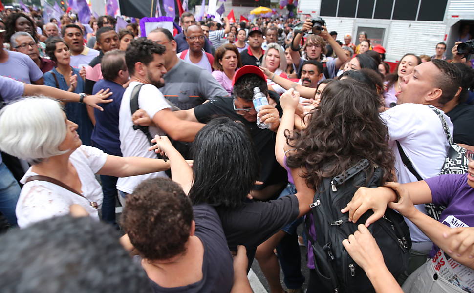 Confusão entre integrantes do PSTU e da CUT durante a Marcha das Mulheres na av. Paulista, em protesto contra Eduardo Cunha, a Reforma da Previdência e o impeachment da presidente Dilma Rousseff