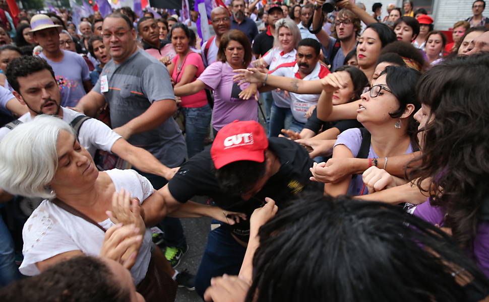 Confusão entre integrantes do PSTU e da CUT durante a Marcha das Mulheres na av. Paulista, em protesto contra Eduardo Cunha, a Reforma da Previdência e o impeachment da presidente Dilma Rousseff