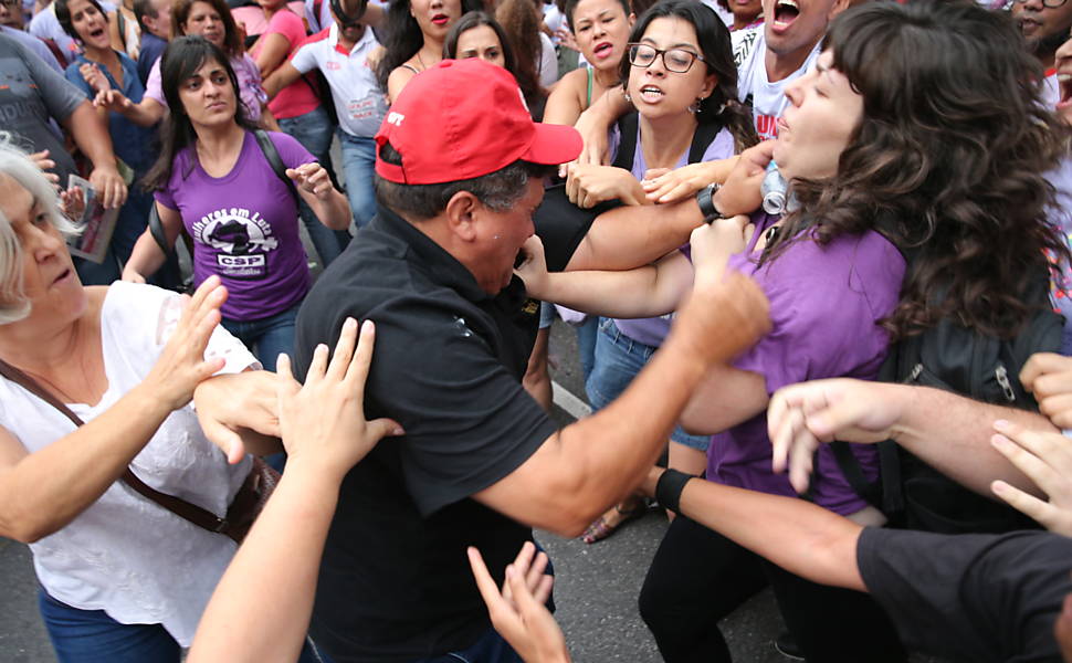 Confusão entre integrantes do PSTU e da CUT durante a Marcha das Mulheres na av. Paulista, em protesto contra Eduardo Cunha, a Reforma da Previdência e o impeachment da presidente Dilma Rousseff