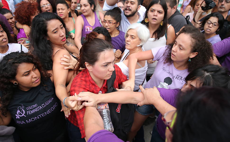 Confusão entre integrantes do PSTU e da CUT durante a Marcha das Mulheres na av. Paulista, em protesto contra Eduardo Cunha, a Reforma da Previdência e o impeachment da presidente Dilma Rousseff
