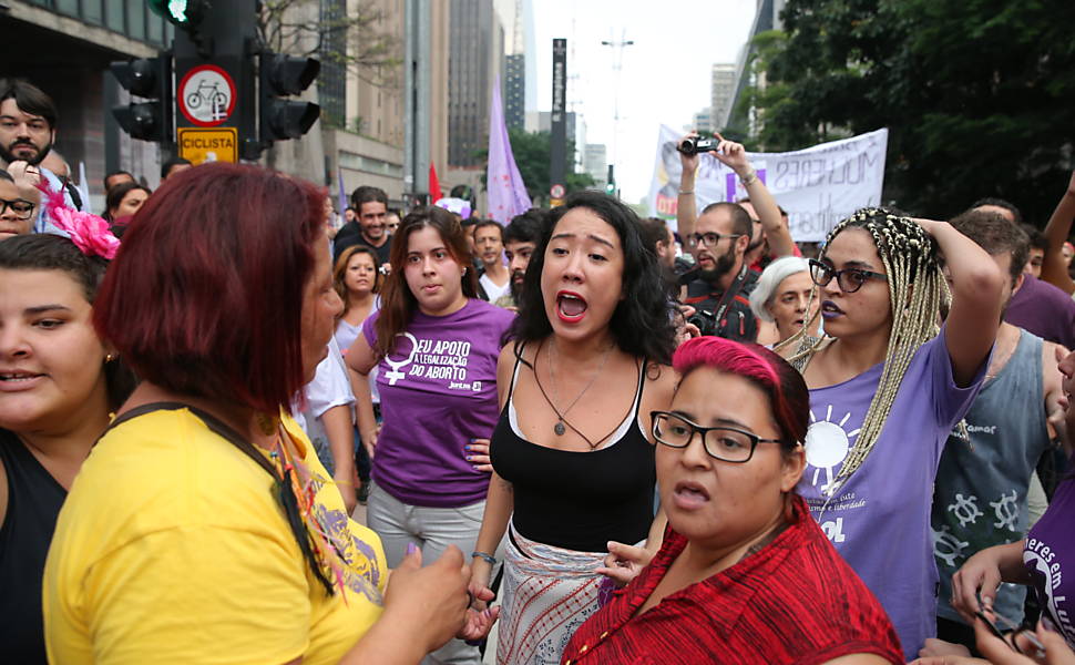 Confusão entre integrantes do PSTU e da CUT durante a Marcha das Mulheres na av. Paulista, em protesto contra Eduardo Cunha, a Reforma da Previdência e o impeachment da presidente Dilma Rousseff