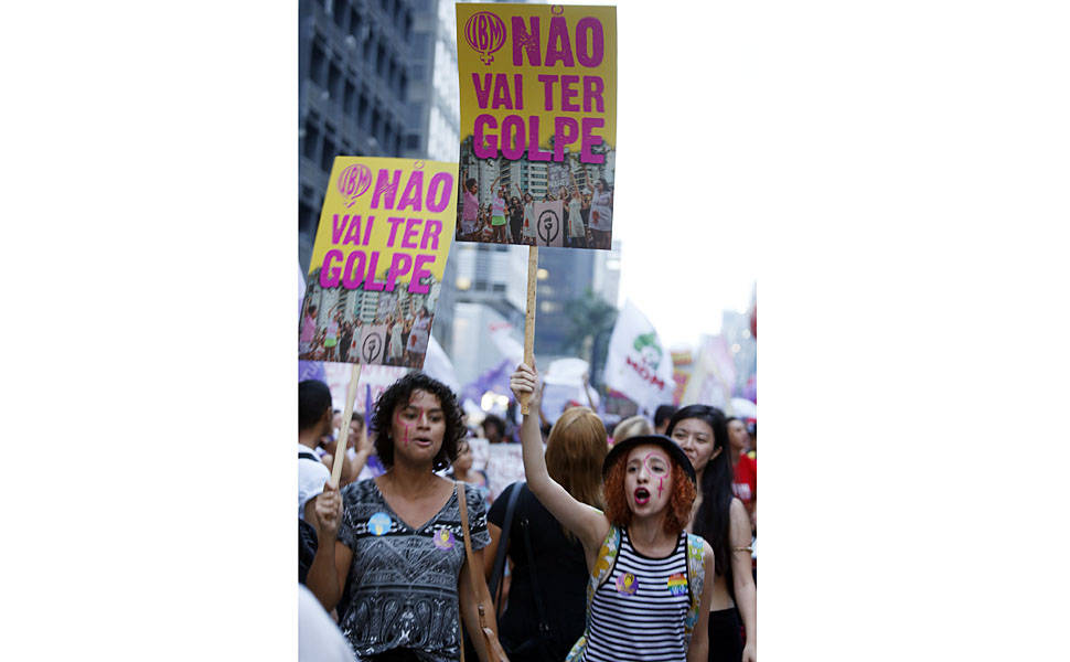 Movimentos feministas e partidos de esquerda fazem protesto anti-Cunha no vão do Masp, em São Paulo
