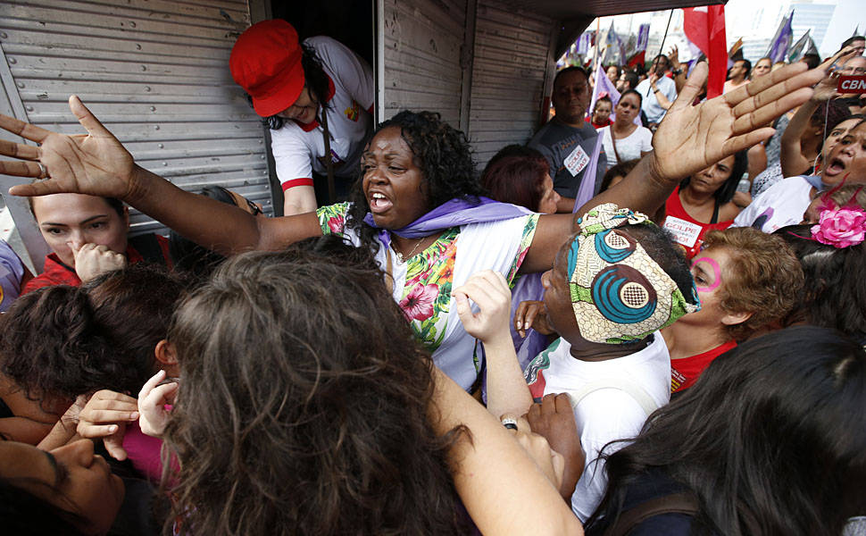 Movimentos feministas e partidos de esquerda fazem protesto anti-Cunha no vão do Masp, em São Paulo