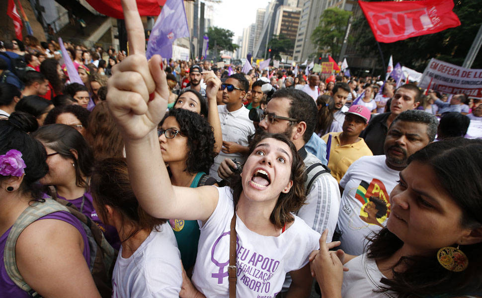 Movimentos feministas e partidos de esquerda fazem protesto anti-Cunha no vão do Masp, em São Paulo