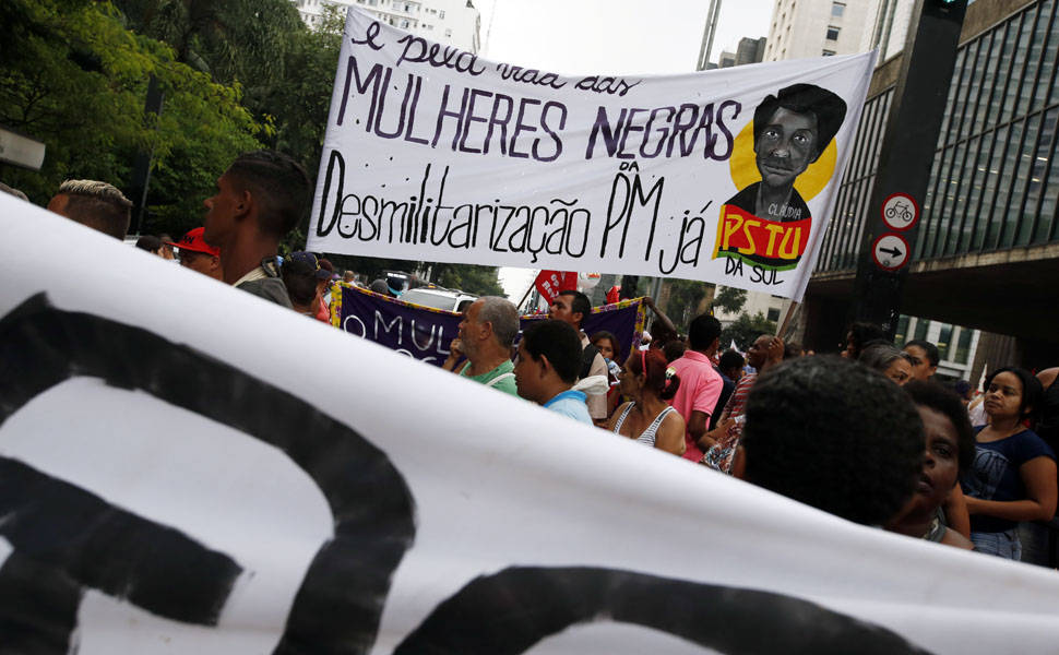 Movimentos feministas e partidos de esquerda fazem protesto anti-Cunha no vão do Masp, em São Paulo
