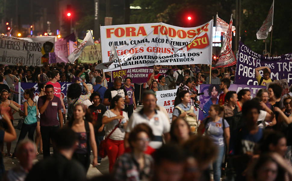 Movimentos feministas e partidos de esquerda fazem protesto anti-Cunha na avenida Paulista, em São Paulo