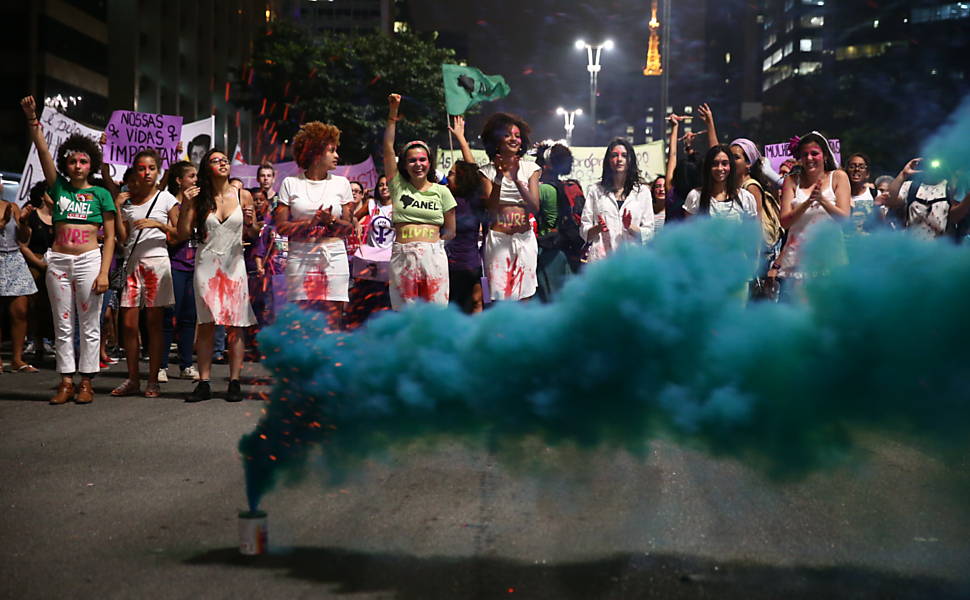 Movimentos feministas e partidos de esquerda fazem protesto anti-Cunha na avenida Paulista, em São Paulo