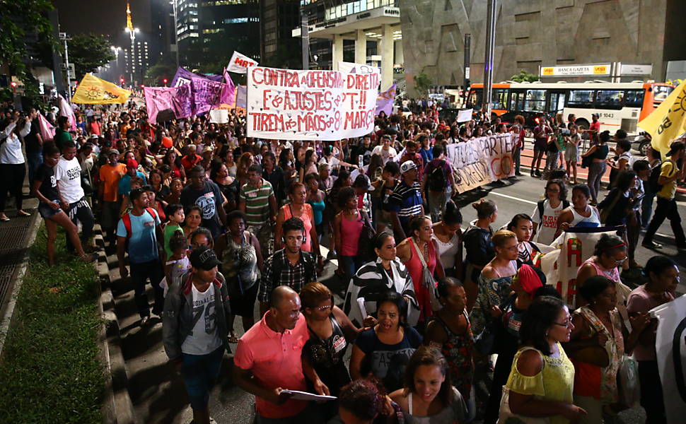 Movimentos feministas e partidos de esquerda fazem protesto anti-Cunha na avenida Paulista, em São Paulo