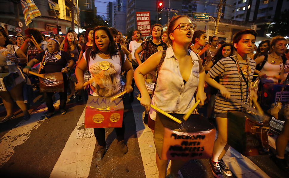 Movimentos feministas e partidos de esquerda fazem protesto anti-Cunha na avenida Paulista, em São Paulo