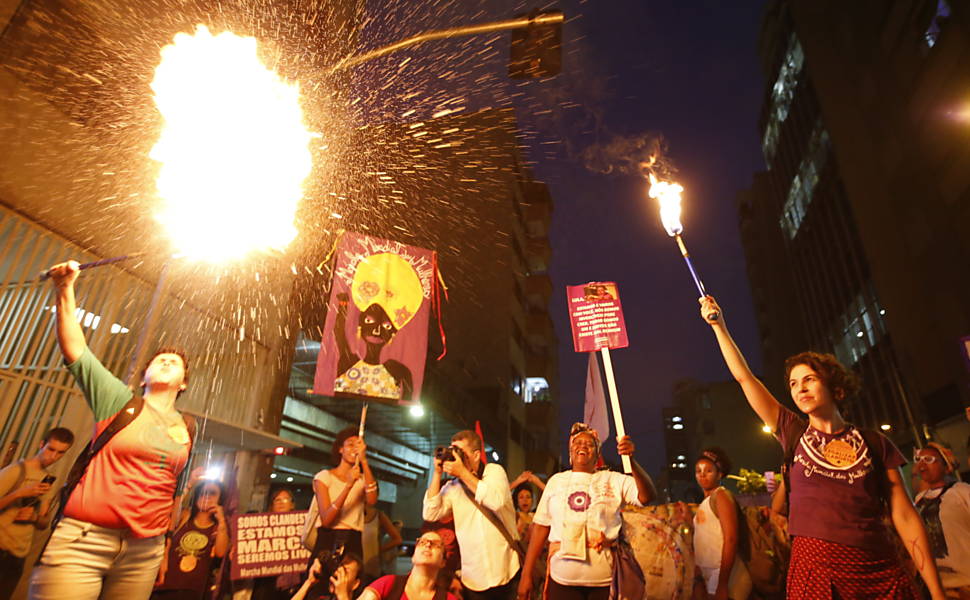Movimentos feministas e partidos de esquerda fazem protesto anti-Cunha na avenida Paulista, em São Paulo