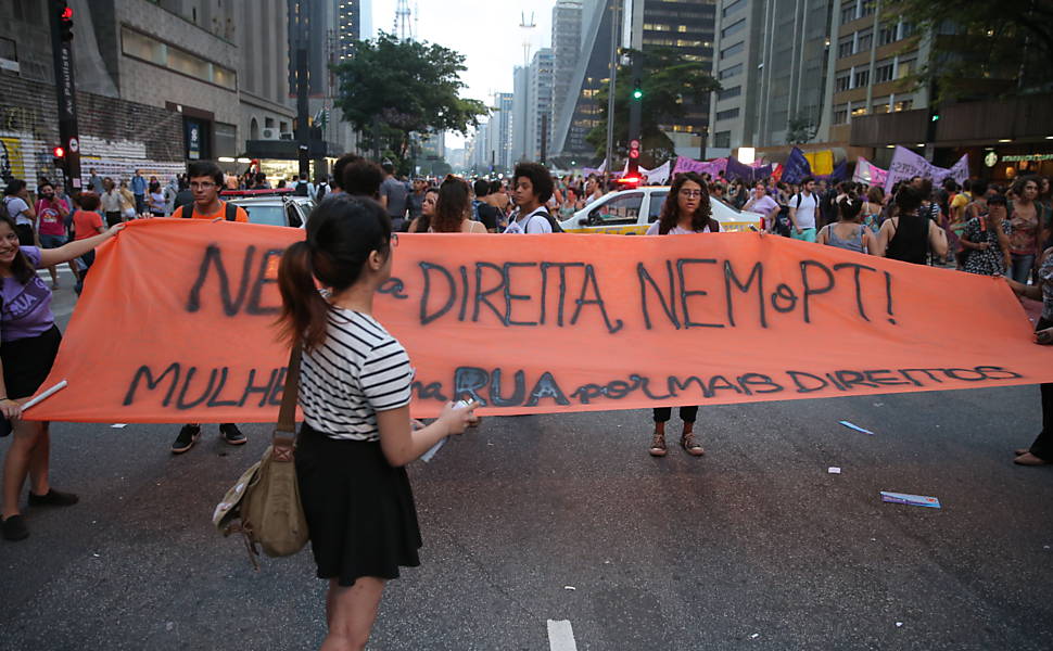 Movimentos feministas e partidos de esquerda fazem protesto anti-Cunha na avenida Paulista, em São Paulo