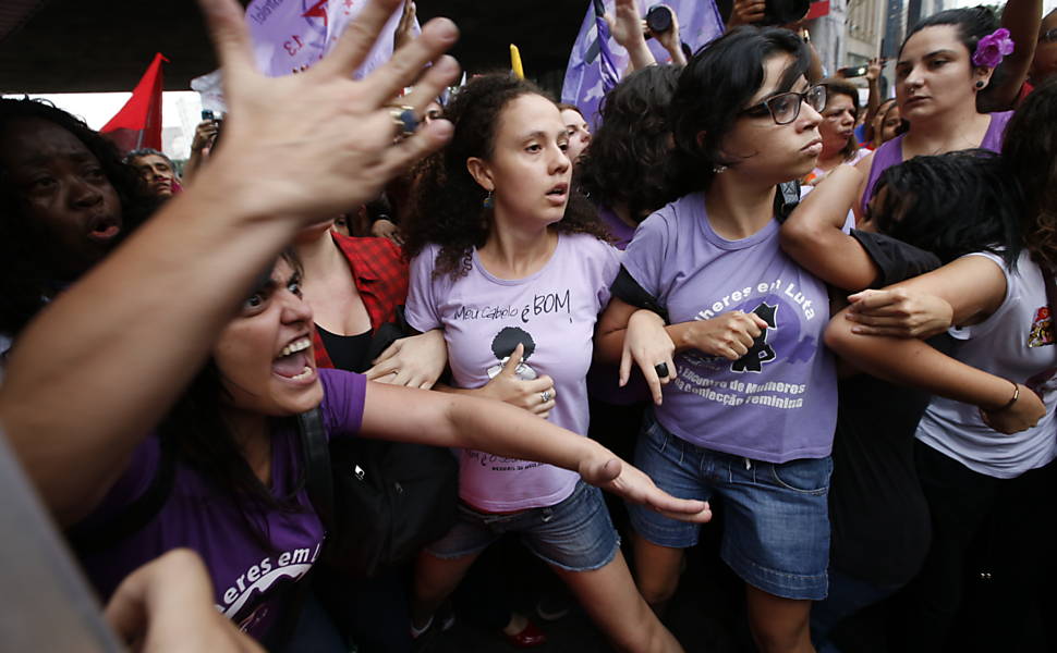 Movimentos feministas e partidos de esquerda fazem protesto anti-Cunha na avenida Paulista, em São Paulo