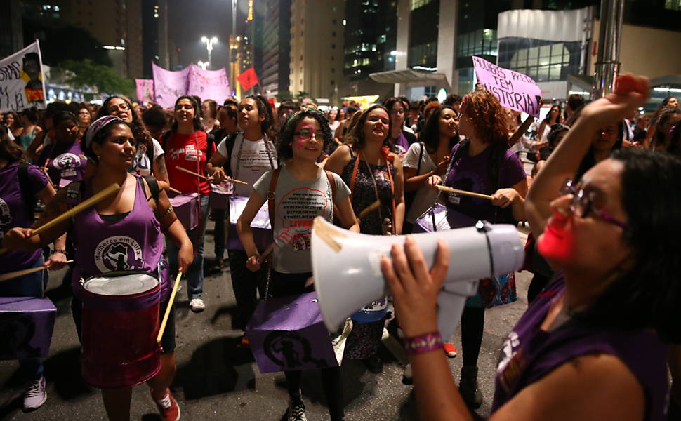 Movimentos feministas e partidos de esquerda fazem protesto anti-Cunha na avenida Paulista, em São Paulo