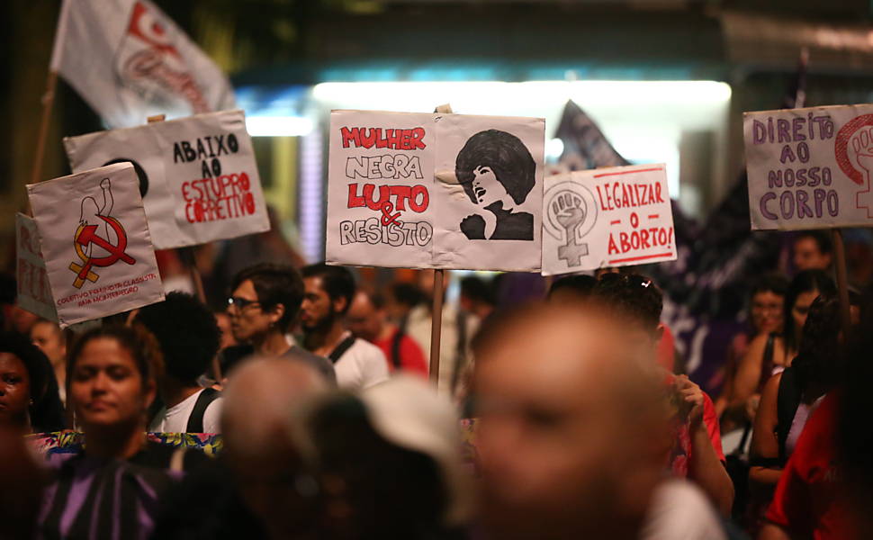 Movimentos feministas e partidos de esquerda fazem protesto anti-Cunha na avenida Paulista, em São Paulo