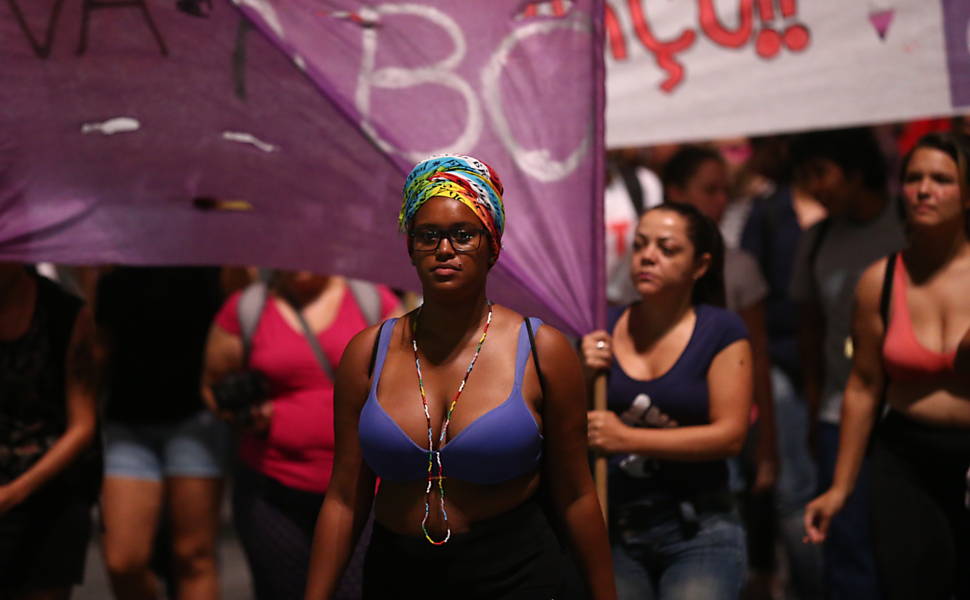 Movimentos feministas e partidos de esquerda fazem protesto anti-Cunha na praça da República, em São Paulo
