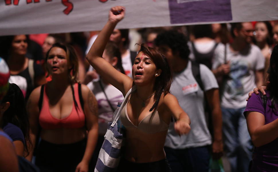 Movimentos feministas e partidos de esquerda fazem protesto anti-Cunha na praça da República, em São Paulo