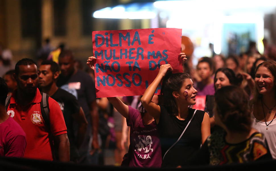 Movimentos feministas e partidos de esquerda fazem protesto anti-Cunha na praça da República, em São Paulo