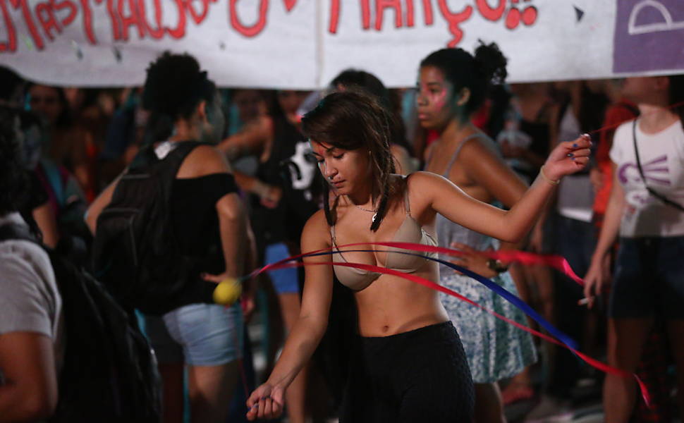 Movimentos feministas e partidos de esquerda fazem protesto anti-Cunha na praça da República, em São Paulo